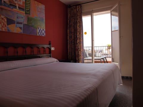 Double Room, Pool View (Atic) | Desk, blackout drapes, free WiFi, bed sheets