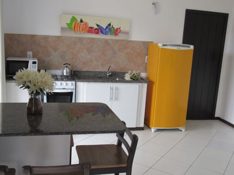 Family Room, Kitchen | Private kitchen | Fridge, microwave, stovetop, cookware/dishes/utensils