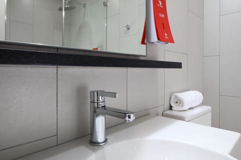 Twin Room | Bathroom | Shower, rainfall showerhead, hair dryer, bidet