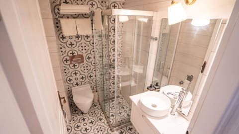 Standard Double Room | Bathroom | Shower, free toiletries, hair dryer, bathrobes