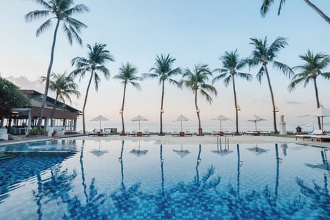 Outdoor pool, pool umbrellas, sun loungers