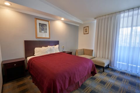 Deluxe Room, Queen Bed | In-room safe, desk, laptop workspace, soundproofing