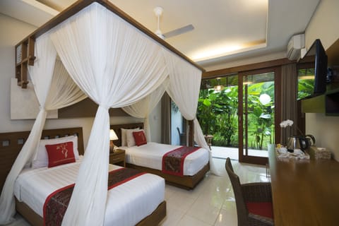 Deluxe Room, Garden View | Premium bedding, minibar, in-room safe, desk