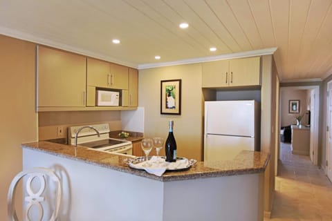 Deluxe Suite, 1 Bedroom, Kitchen | Private kitchen | Full-size fridge, microwave, stovetop, coffee/tea maker