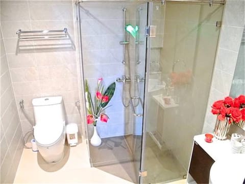 Apartment, 1 Bedroom | Bathroom | Shower, hair dryer, towels