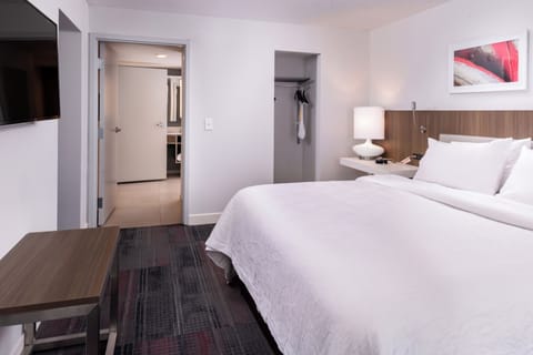 Suite, 1 King Bed | In-room safe, desk, laptop workspace, blackout drapes