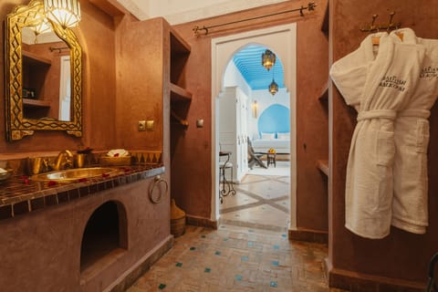 Deluxe Suite (Leila) | Bathroom | Shower, eco-friendly toiletries, hair dryer, bathrobes