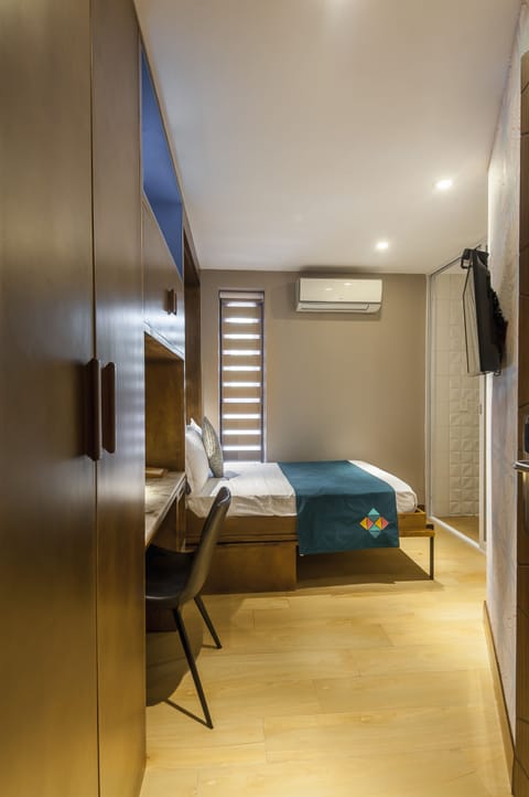 Design Suite, Private Bathroom | In-room safe, desk, iron/ironing board, free WiFi