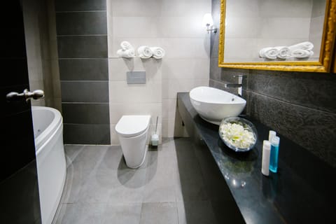 Deluxe Suite, Jetted Tub, City View | Bathroom | Free toiletries, hair dryer, slippers, towels