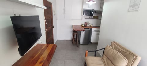 Traditional Studio | Private kitchen | Microwave, stovetop, cookware/dishes/utensils