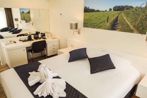 Deluxe Room, 1 Double Bed, Non Smoking | Premium bedding, pillowtop beds, minibar, in-room safe