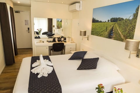 Deluxe Room, 1 Double Bed, Non Smoking | Premium bedding, pillowtop beds, minibar, in-room safe