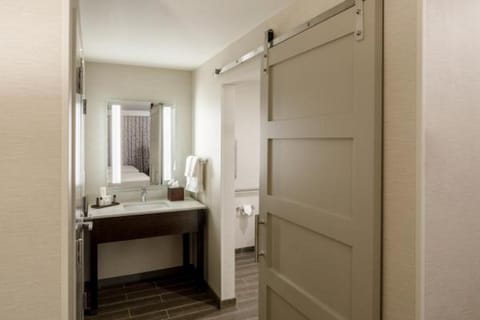 Presidential Suite, 2 Bedrooms | Bathroom | Free toiletries, hair dryer, towels