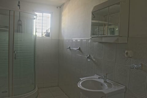 Jetted tub, free toiletries, hair dryer, towels