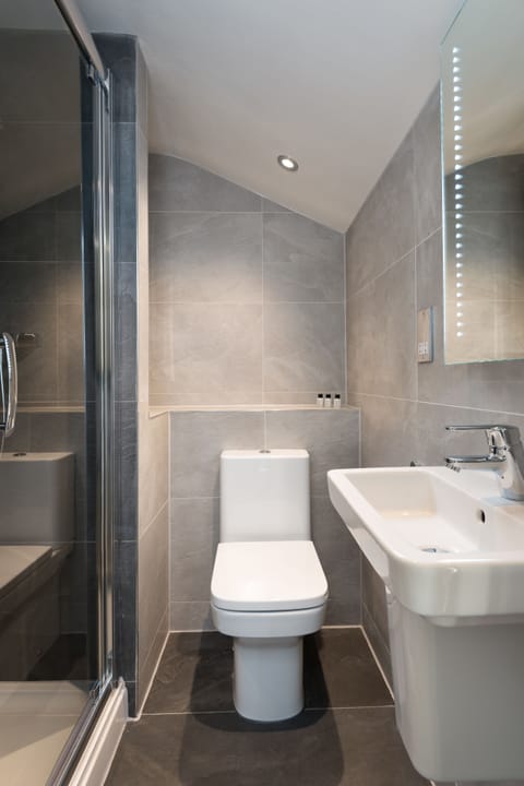 Single Room | Bathroom | Shower, free toiletries, hair dryer, towels