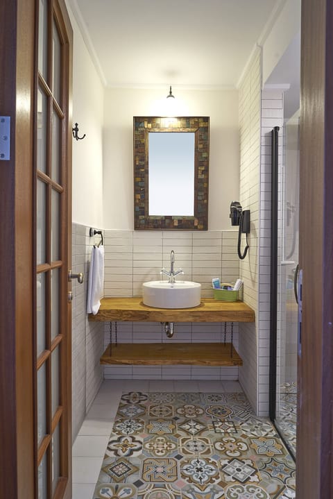 Deluxe Double Room, Garden View | Bathroom | Shower, free toiletries, hair dryer, slippers