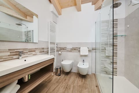 Superior Room, Lake View | Bathroom shower