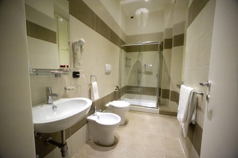 Double Room | Bathroom | Shower, free toiletries, hair dryer, bidet