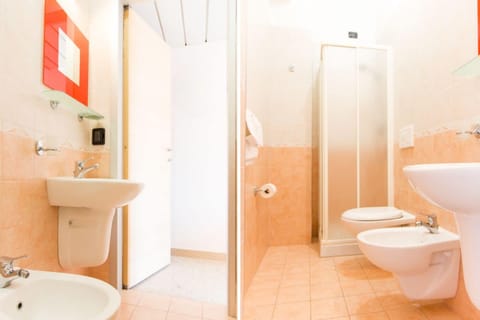 Comfort Double Room | Bathroom | Shower, free toiletries, hair dryer, bidet