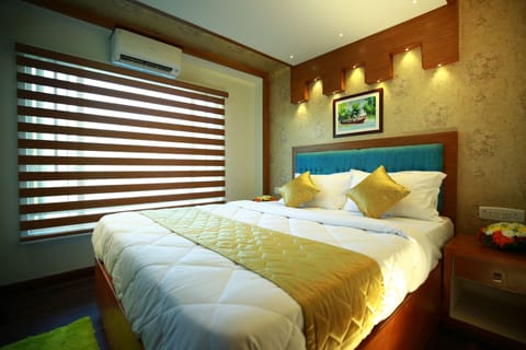 Deluxe Room, 1 Bedroom | Minibar, soundproofing, rollaway beds, bed sheets