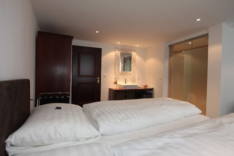 Classic Double Room | Desk, blackout drapes, soundproofing, cribs/infant beds