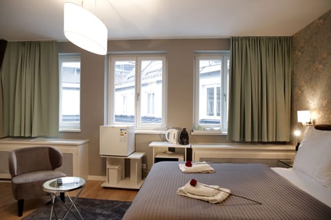 Deluxe Studio, Courtyard Area (Top 5 - Löwelstrasse 12) | Egyptian cotton sheets, premium bedding, blackout drapes