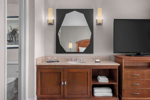 Combined shower/tub, free toiletries, hair dryer, towels