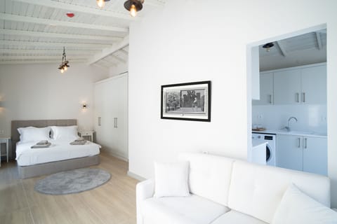 Design Studio Suite, Garden View | Premium bedding, minibar, in-room safe, soundproofing