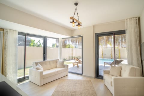 Design Suite, 1 Bedroom, Pool View | Premium bedding, minibar, in-room safe, soundproofing