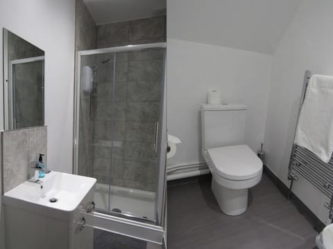 Comfort Double Room, Ensuite | Bathroom | Free toiletries