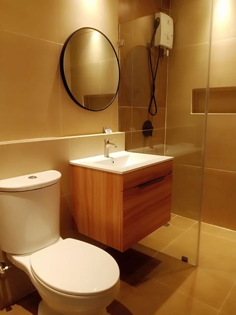 Family Room | Bathroom | Shower, free toiletries, hair dryer, bidet