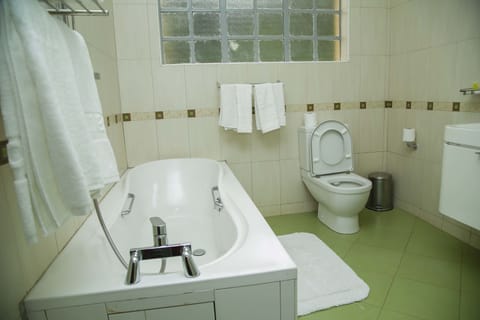 Twin Room | Bathroom | Free toiletries, hair dryer, towels