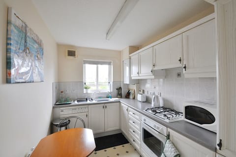 Classic Apartment, 1 Double Bed, Non Smoking | Private kitchen | Fridge, microwave, oven, stovetop