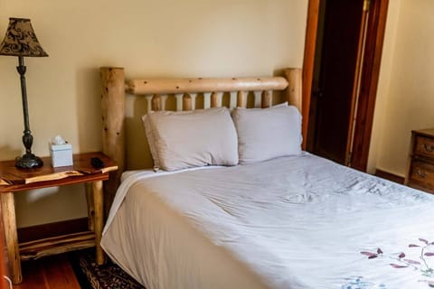 Standard Room, 1 Queen Bed | Premium bedding, free WiFi, bed sheets