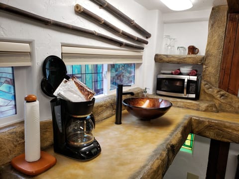 Standard Room, 1 Queen Bed (Chalet Kilauea Hotel) | Private kitchenette