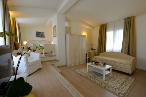 Suite (Prestige) | Minibar, in-room safe, desk, cribs/infant beds