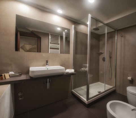 Superior Double Room | Bathroom | Shower, free toiletries, hair dryer, slippers