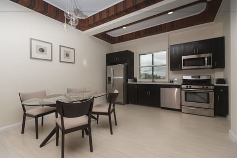 Executive Room, 1 Bedroom, Kitchen | In-room dining