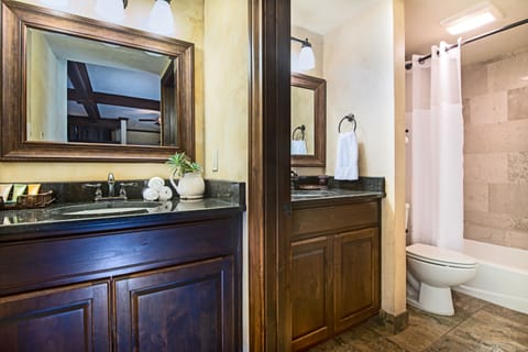 Suite, 1 King Bed (King Suite) | Bathroom | Combined shower/tub, designer toiletries, hair dryer, towels