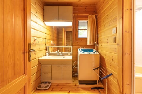 Cottage, 3 Bedrooms, Kitchen, Mountain View K | Bathroom | Combined shower/tub, deep soaking tub, free toiletries, hair dryer