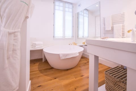 Deluxe Double Room | Deep soaking bathtub