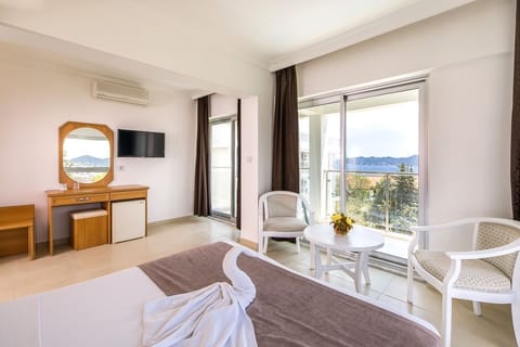 Junior Double or Twin Room, 1 Bedroom, Sea View | Minibar, free WiFi