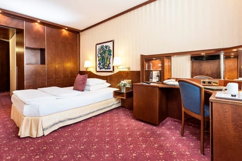 Comfort Room, 1 Queen Bed | 1 bedroom, hypo-allergenic bedding, minibar, in-room safe