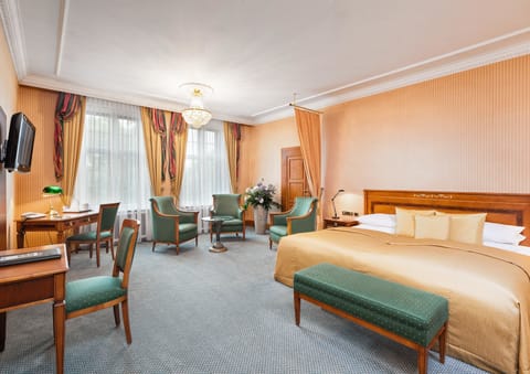 Junior Suite, 1 Double Bed | 1 bedroom, hypo-allergenic bedding, minibar, in-room safe