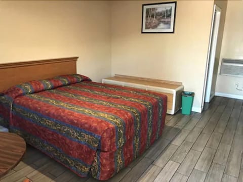 Deluxe Room, 1 Queen Bed | Free WiFi, bed sheets, wheelchair access