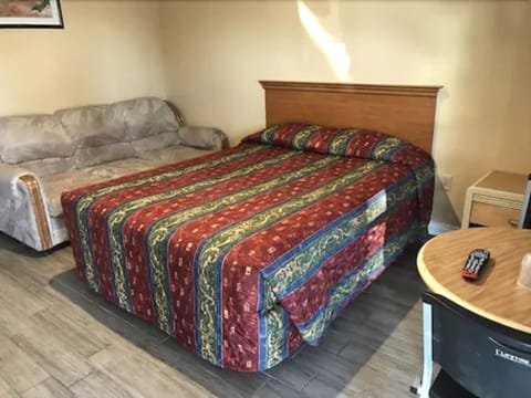 Deluxe Room, 1 Queen Bed | Free WiFi, bed sheets, wheelchair access