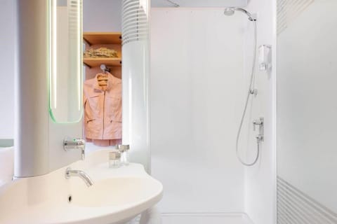 Shower, eco-friendly toiletries, towels