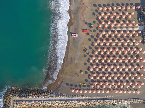 Beach nearby, 4 beach bars