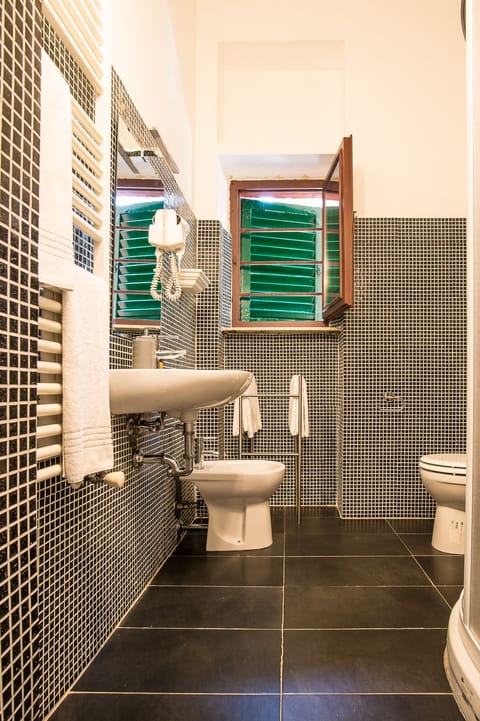 Triple Room | Bathroom | Shower, free toiletries, hair dryer, bidet