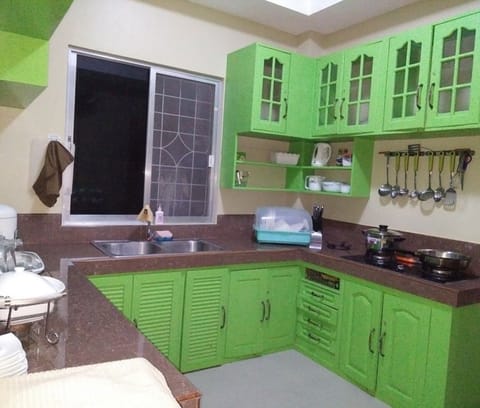 House, 6 Bedrooms | Private kitchenette | Full-size fridge, microwave, oven, stovetop